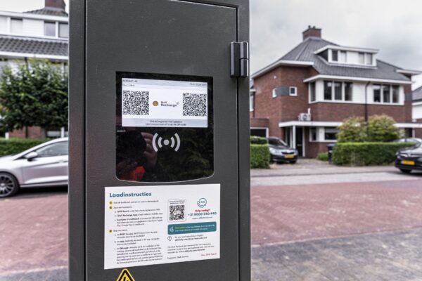 laadpaal met digitaal scherm