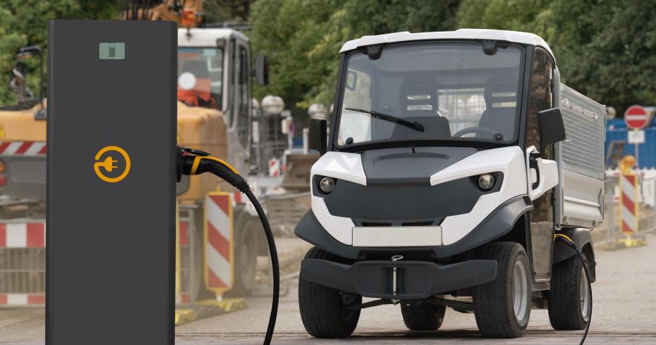 kiepauto staat te laden op de bouwplaats