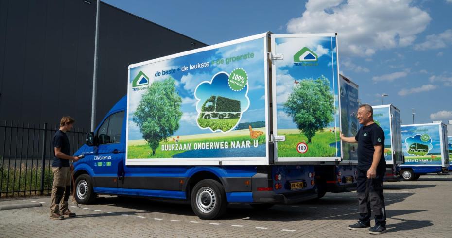 2 mannen bij een elektrisch vrachtwagentje