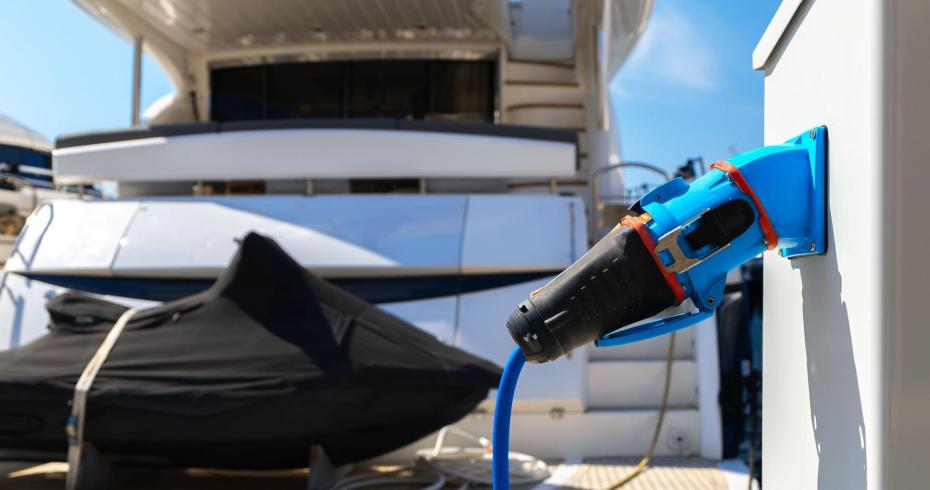 boot ligt te laden aan laadpaal