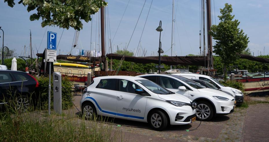 deelauto staat te laden op deelauto laadplek