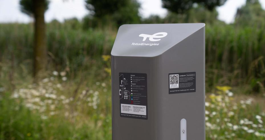 laadpaal in groene berm