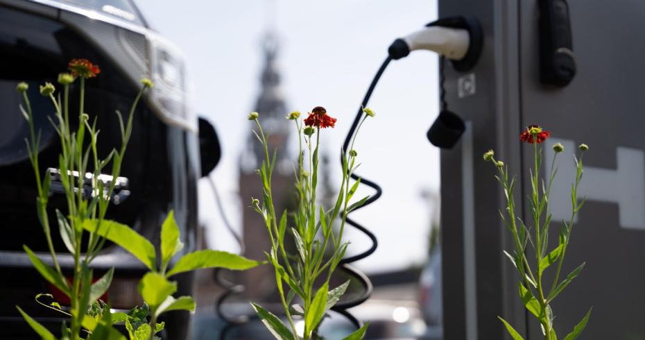 auto staat te laden met kerktoren op de achtergrond