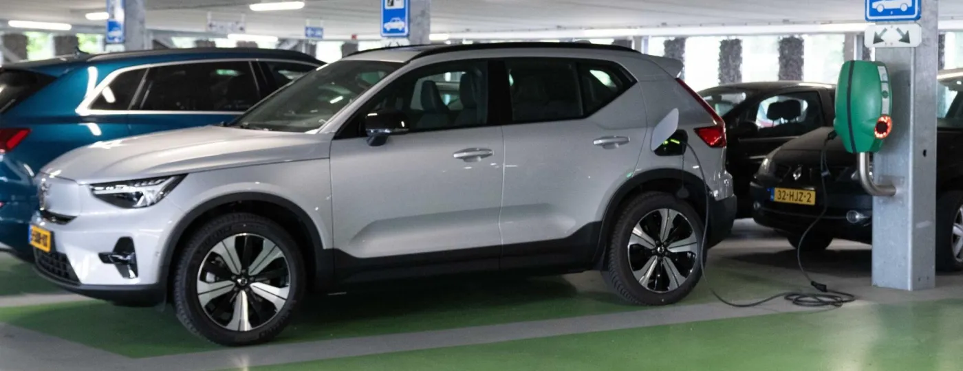 auto staat te laden in overdekte parkeergarage
