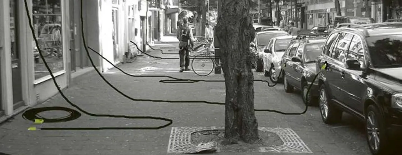 Laadkabels over de stoep in Rotterdam in 2012