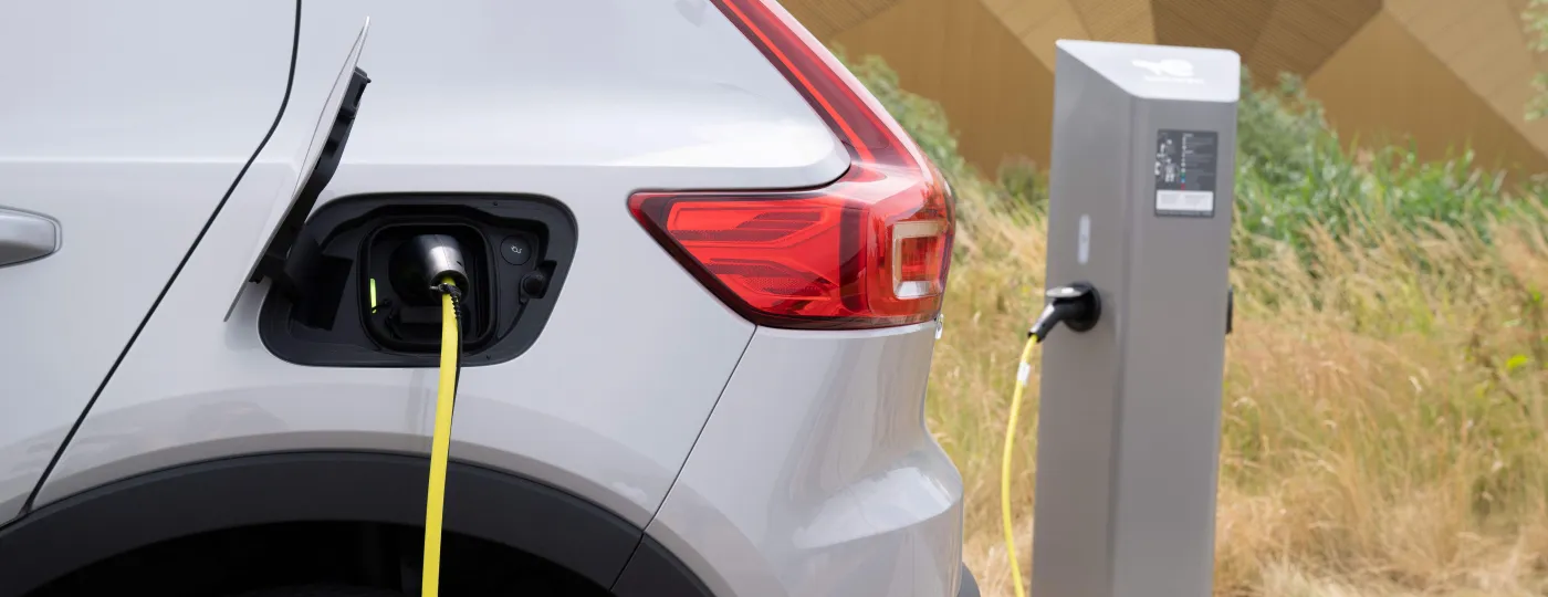 auto staat te laden voor een goudkleurig gebouw