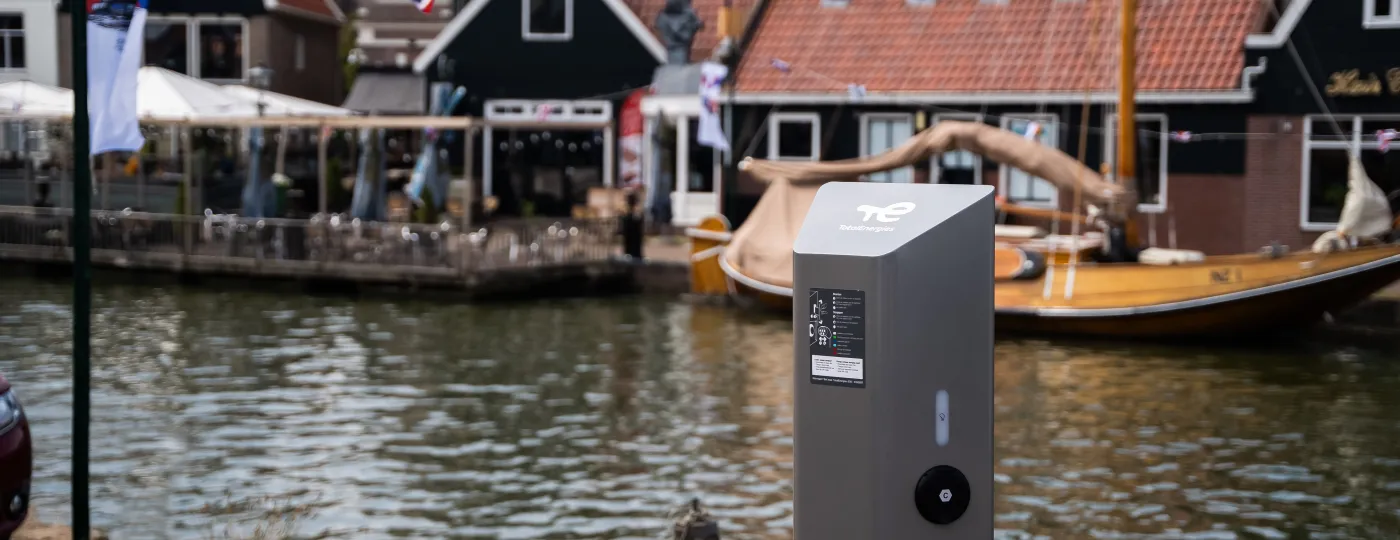 foto van laadpaal in een historisch vissersdorpje