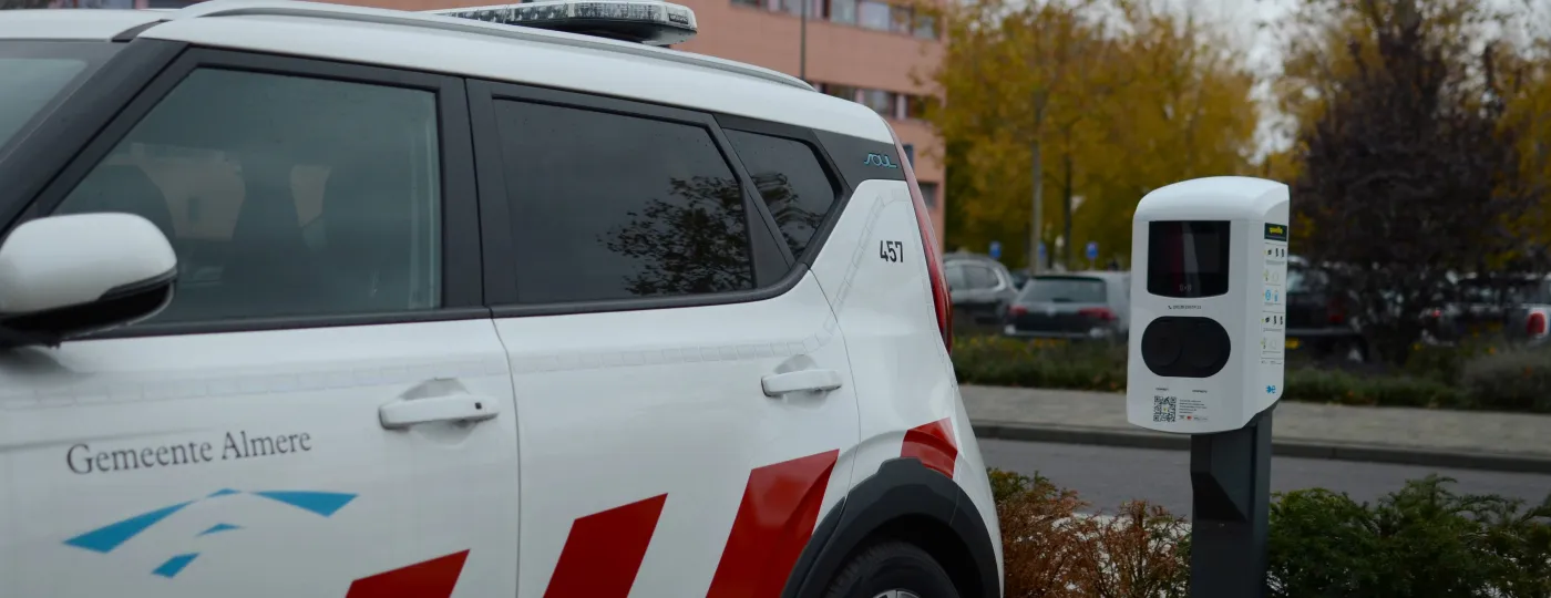 foto van een auto van de gemeente Almere aan een laadpaal