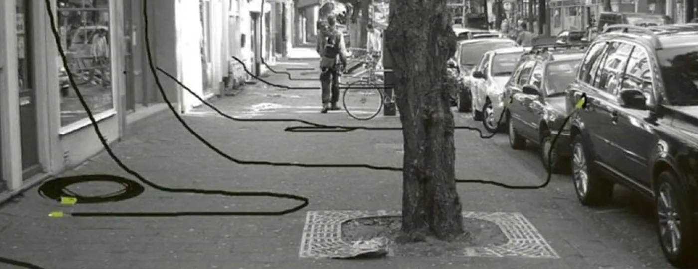 stoep met kabels waaraan auto's staan te laden