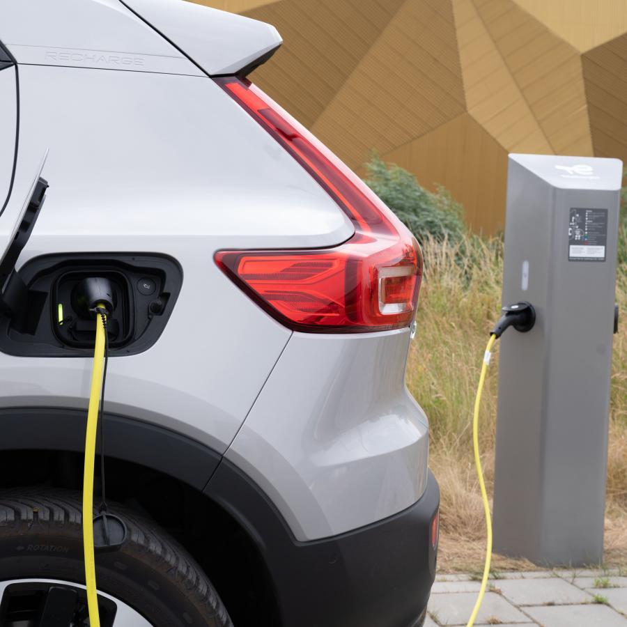 auto staat te laden voor goudkleurig gebouw