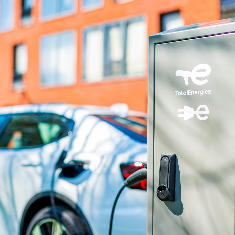 auto staat te laden aan een Totalenergies laadpaal