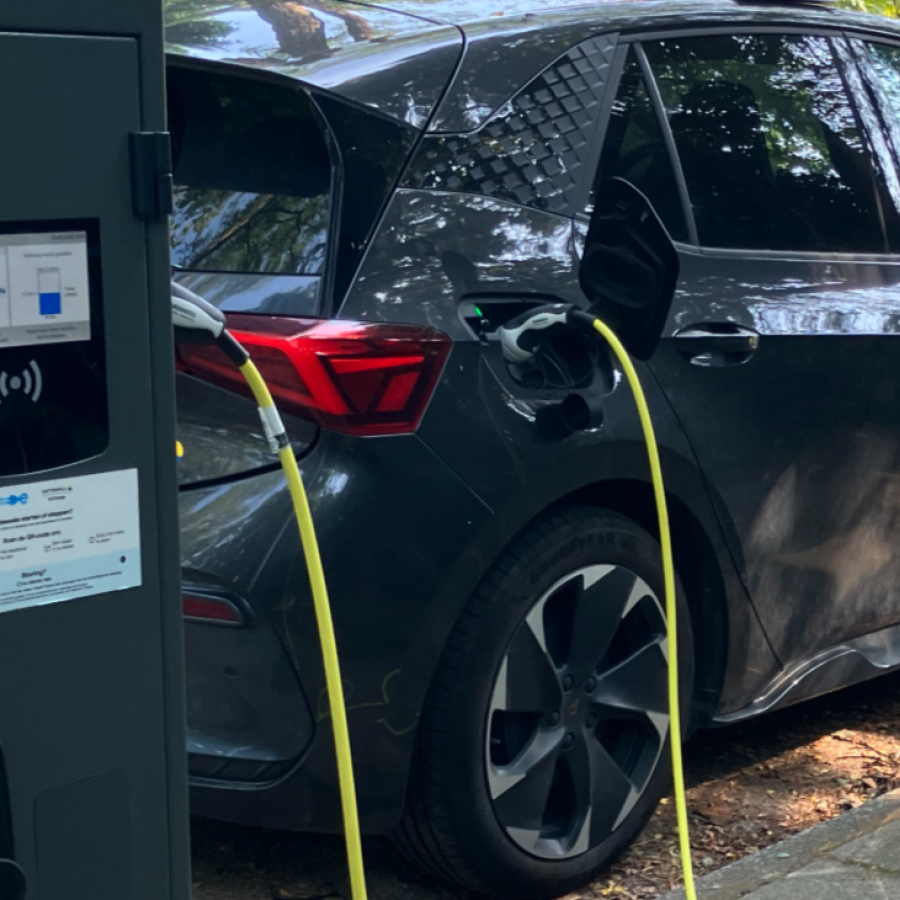 auto staat te laden aan Vattenfall laadpaal