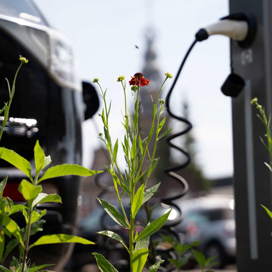 auto staat te laden met kerktoren op de achtergrond