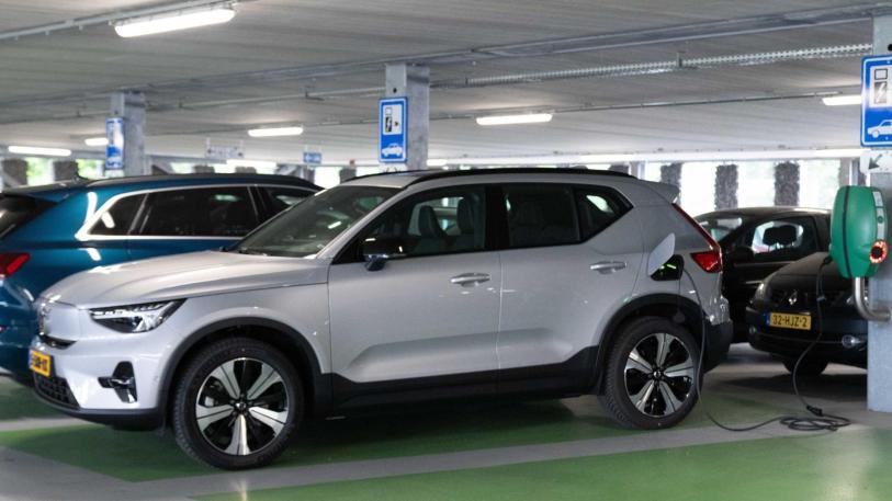 auto staat te laden in overdekte parkeergarage