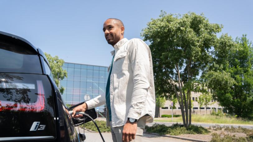 Man laadt elektrische auto 