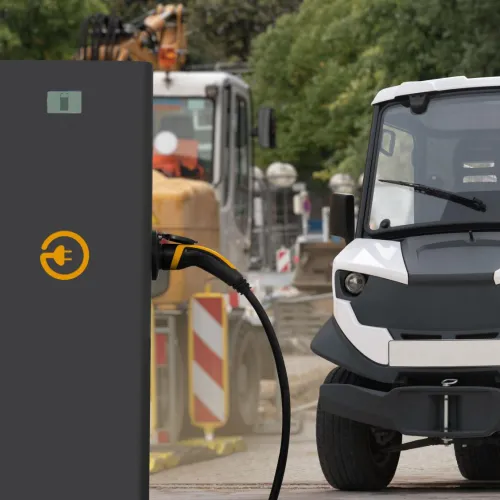 kiepauto staat te laden op de bouwplaats
