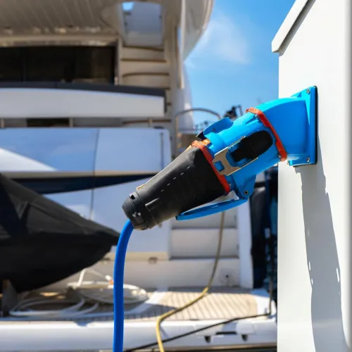 boot ligt te laden aan laadpaal