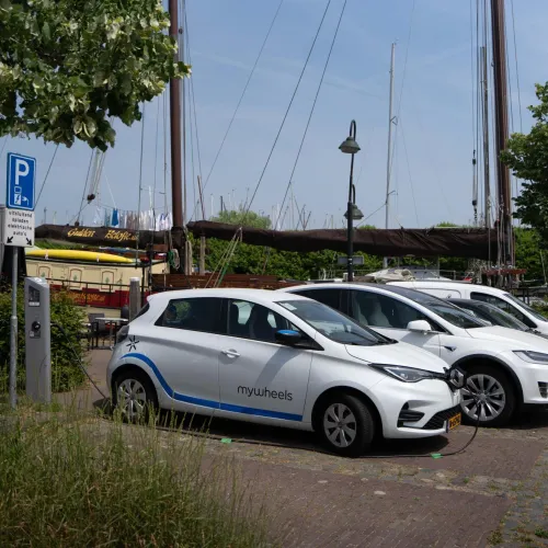 deelauto staat te laden op deelauto laadplek