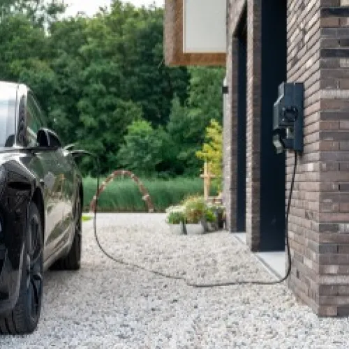 auto die thuis staat te laden